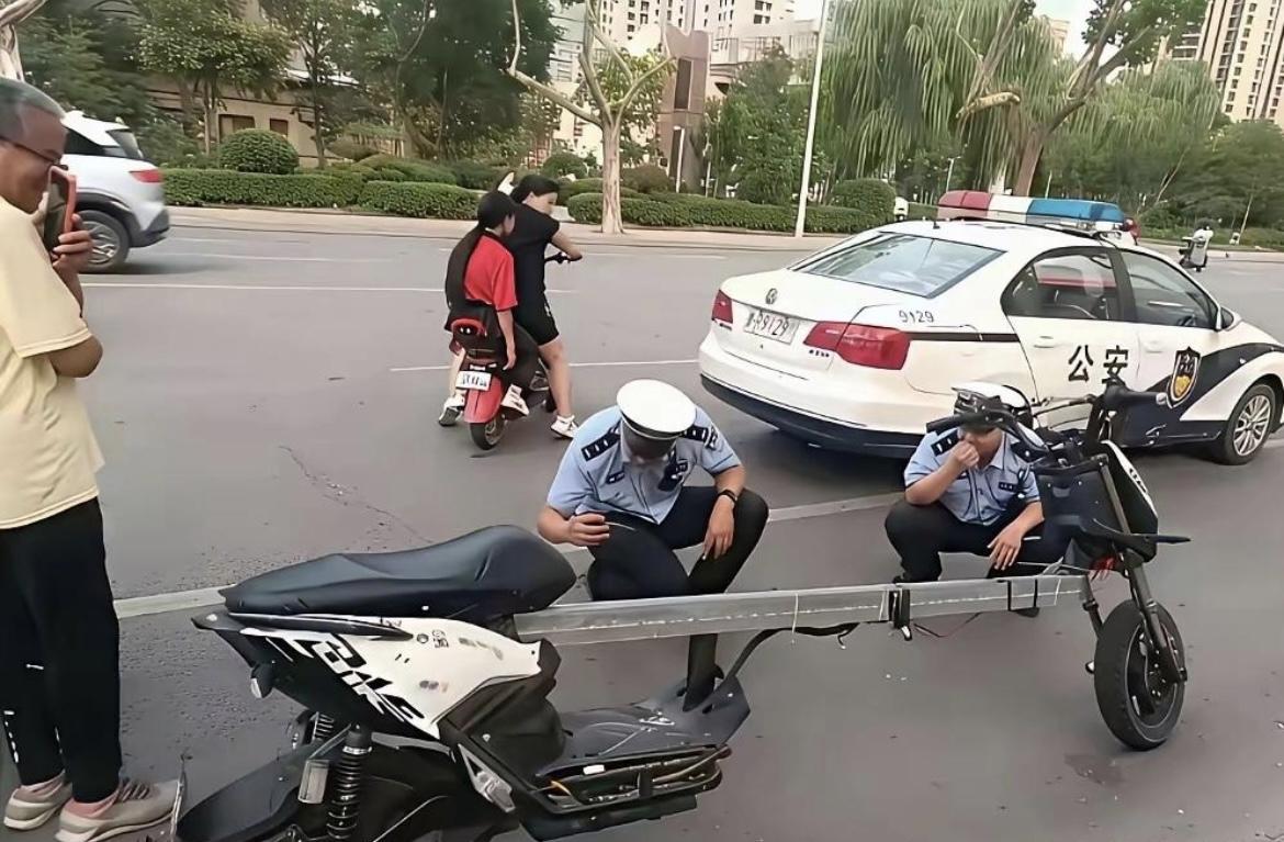 看把警察叔叔都惊讶到了[捂脸哭][捂脸哭][捂脸哭]