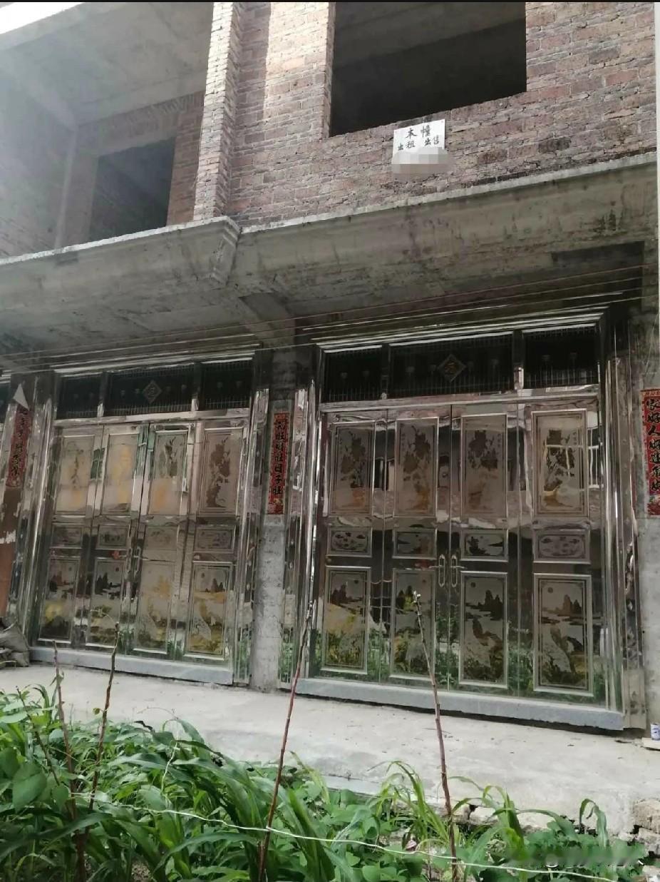 这是穷疯了吗？农村的房子还想卖300多万，一辈子也没有人会买的零几年前建的房