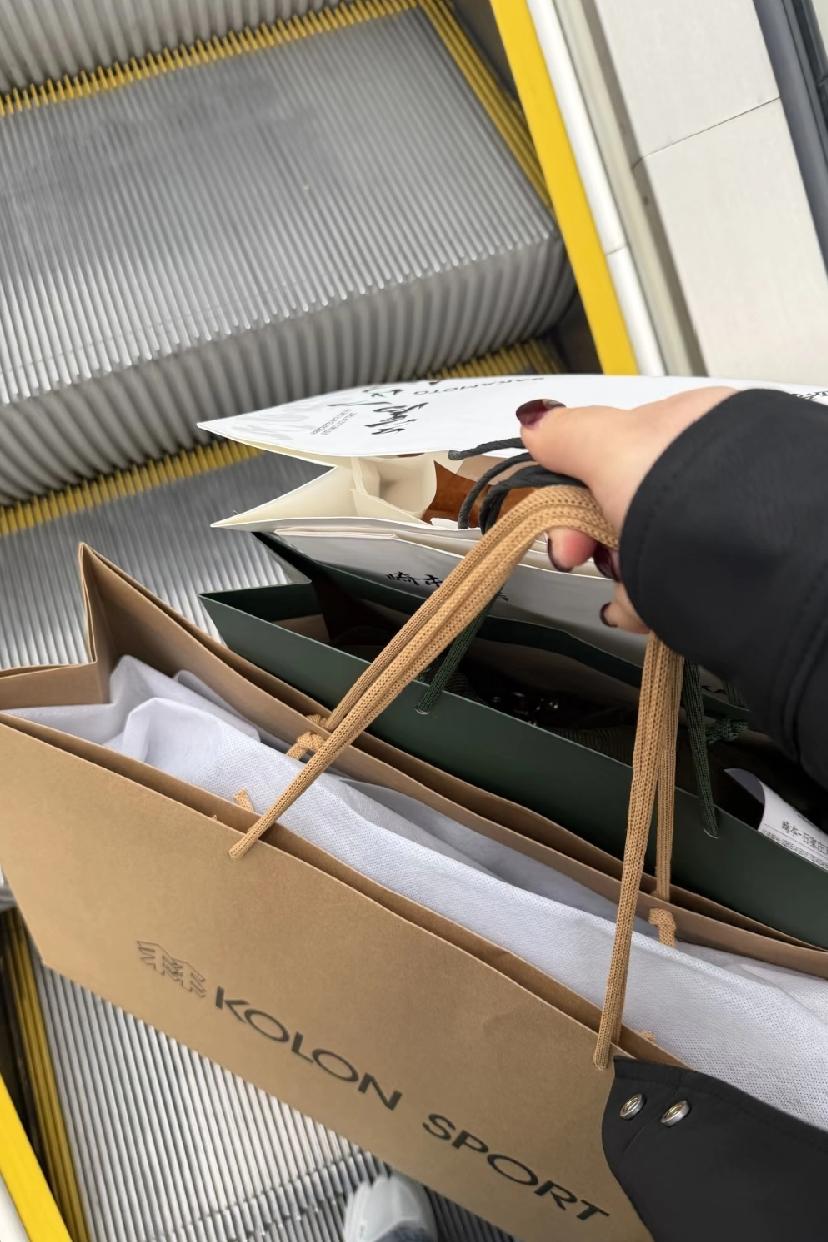 我邻居王阿姨前几天跟我吐槽了一件事，气得不行。她说上周末跟儿子儿媳一起去逛街