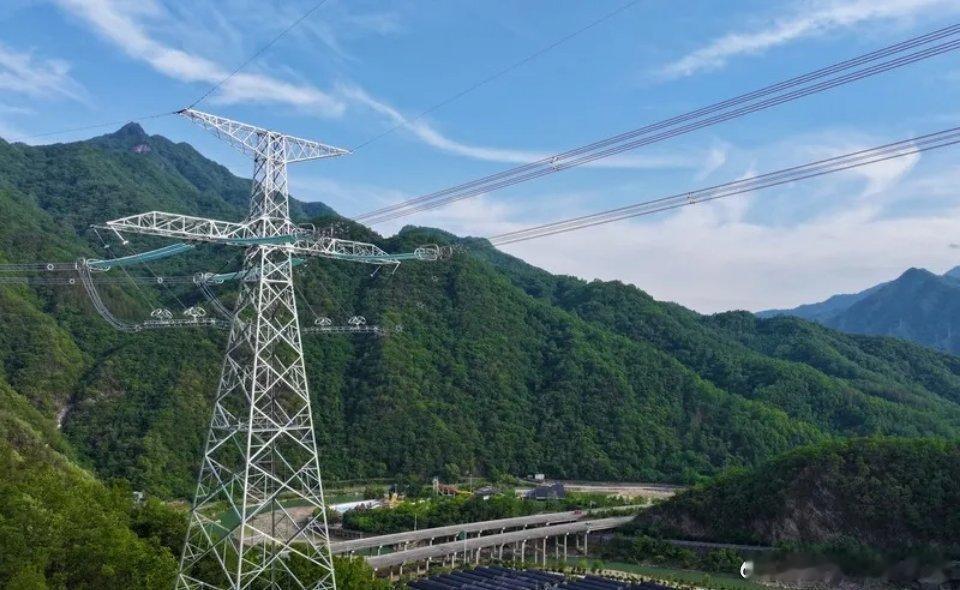 欧洲热浪破47℃！铁塔晒到‘弯腰’，中国特高压技术成‘降温神器’