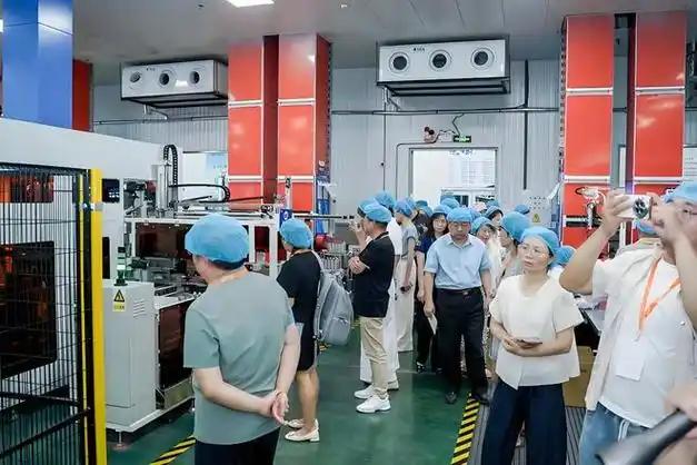 善莫大焉？凭啥全网盼着星宇凉透？说白了，不是恨它，是想拿这颗“行业钉子”开刀。用
