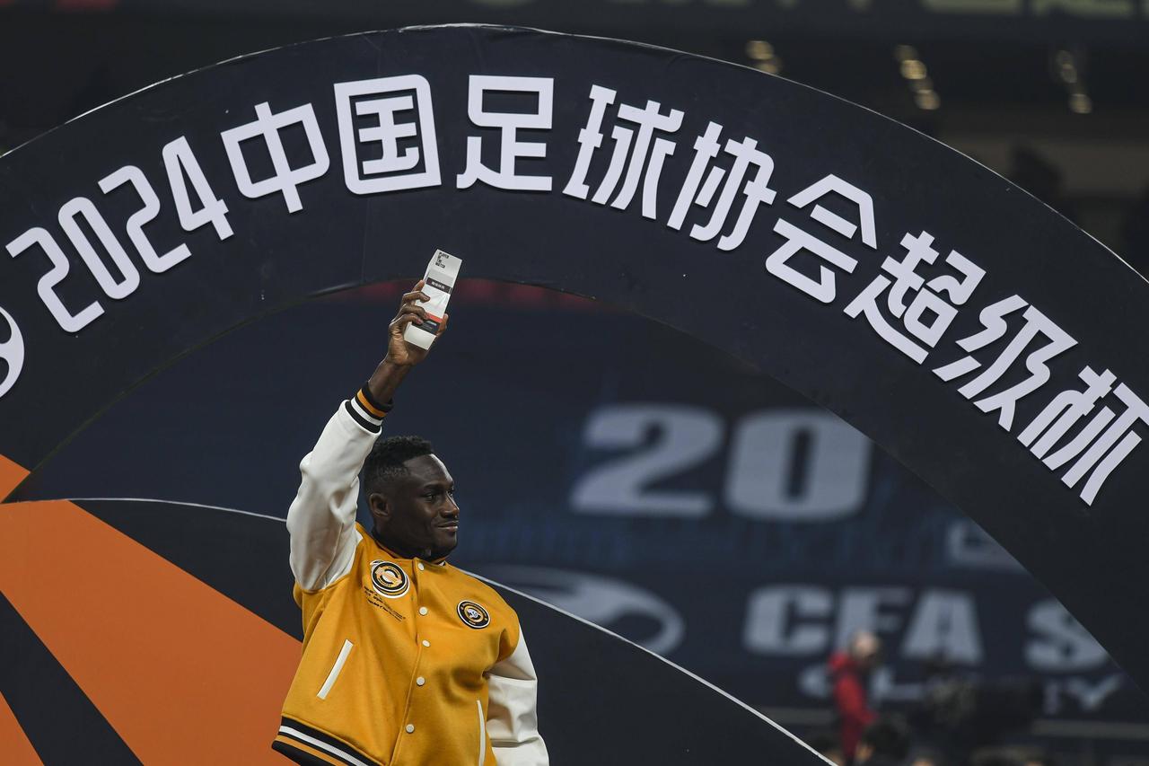 他让人想起了1999年的罗麦多！北京国安3比0战胜河南之后，法比奥也是获得了足