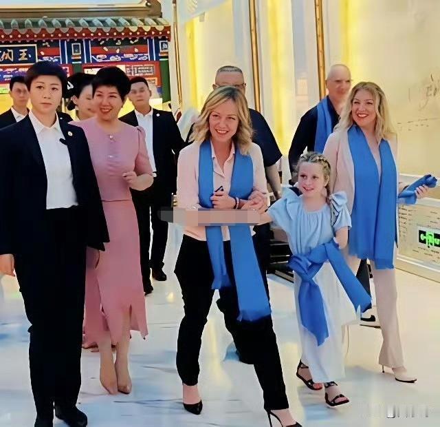 意大利总理梅洛尼也不容易，这位49岁的单亲妈妈，不仅要忙着国家大事，还要带着