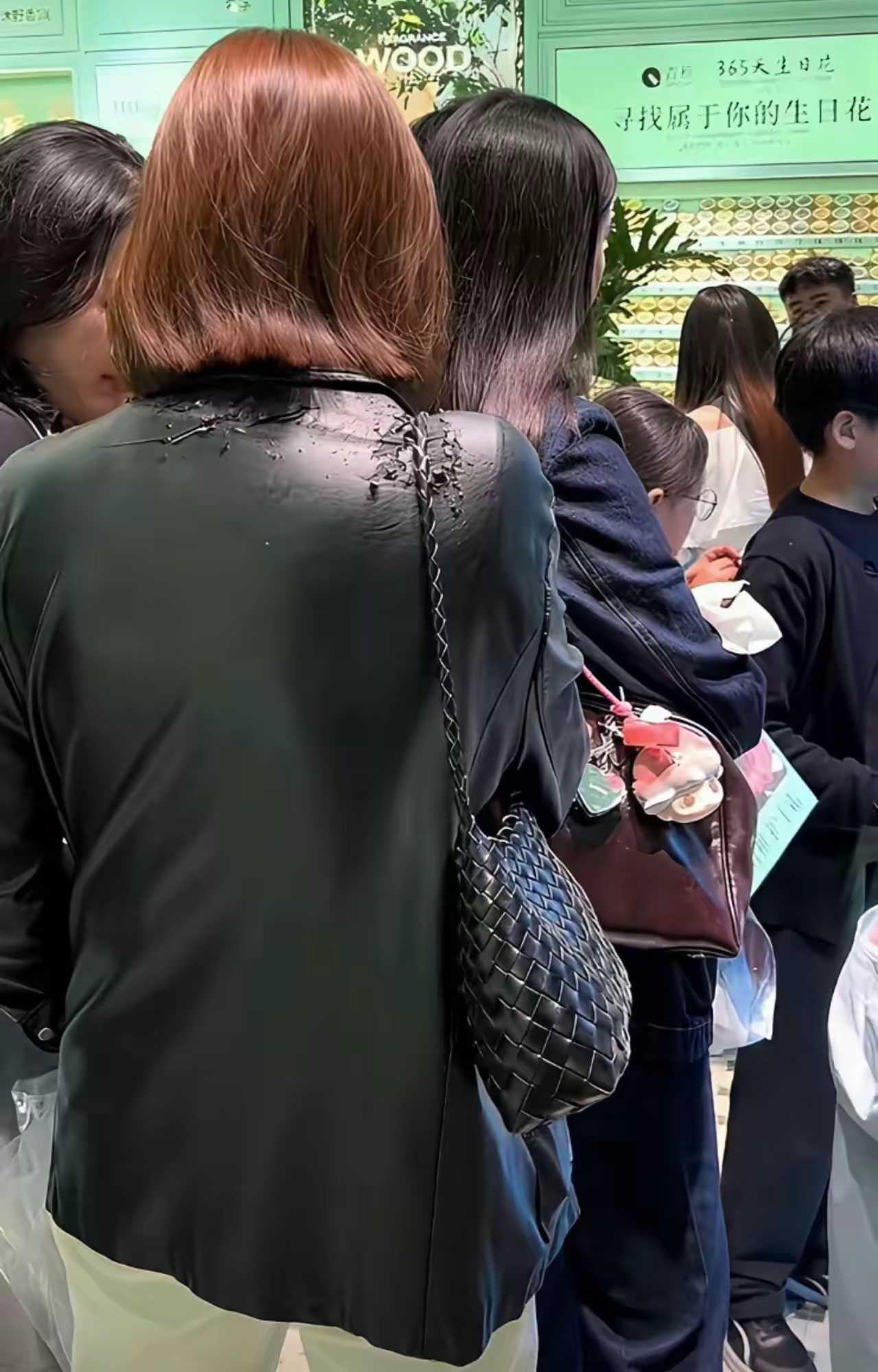 逛街看到的一幕，穿旧皮衣一定不要配链条包