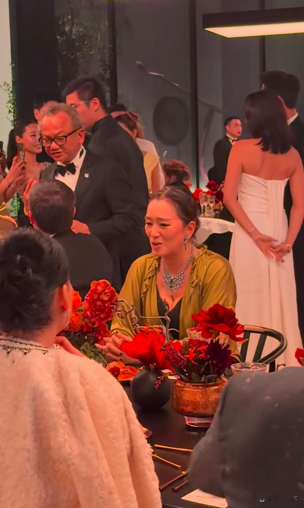 巩俐回北京参加活动，她的状态超好，还是那么漂亮大气迷人！[玫瑰]