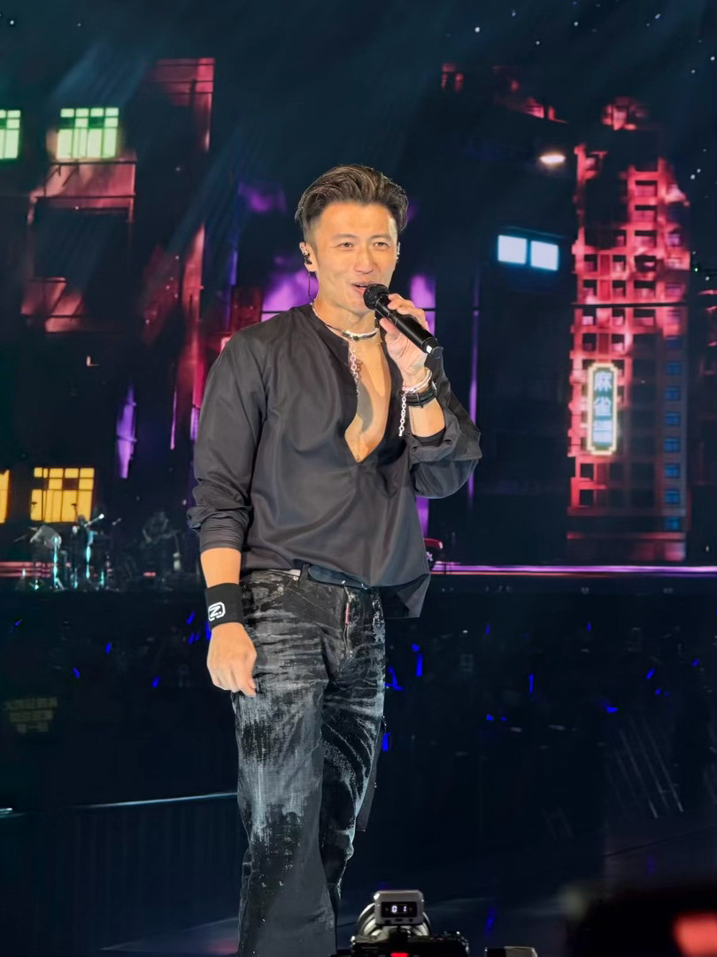 谢霆锋的屁股在发光谢霆锋：坐两次钻就没了。观众：那你别坐啊，站着唱全场！深圳场