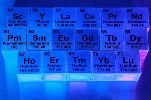 据《南华早报》报道，废旧电池粉碎后产生的黑色粉末，也就是俗称的“黑料”，正变成美