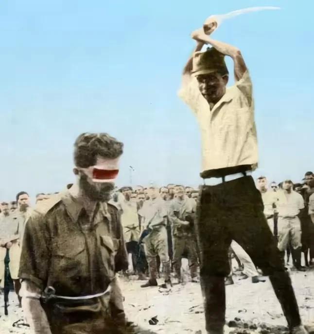 1943年，一个日本人砍下一个男人的脑袋，结果，因为这张照片，10万日本人全部都