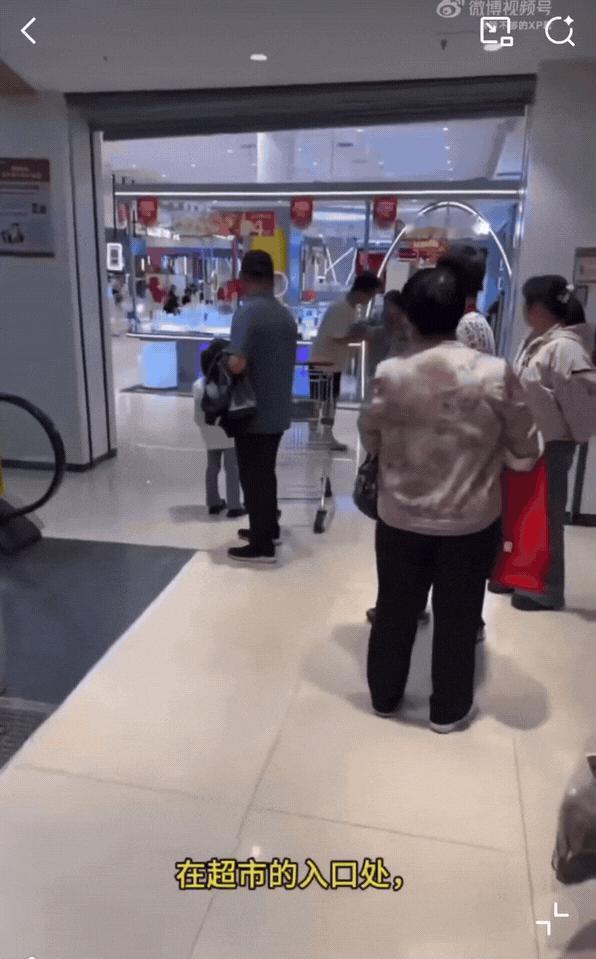 你会事事都满足孩子吗？河南某商场里出现了这么一幕，看着是孩子的问题，其实家长也