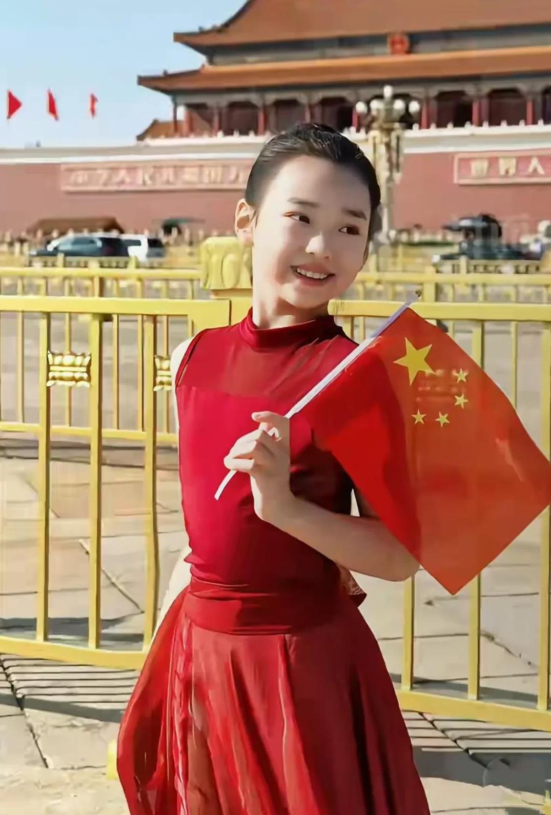 又是骗人生女儿系列，真想问问董璇是拜的什么菩萨才生出小酒窝这样的女儿的，旁人只有