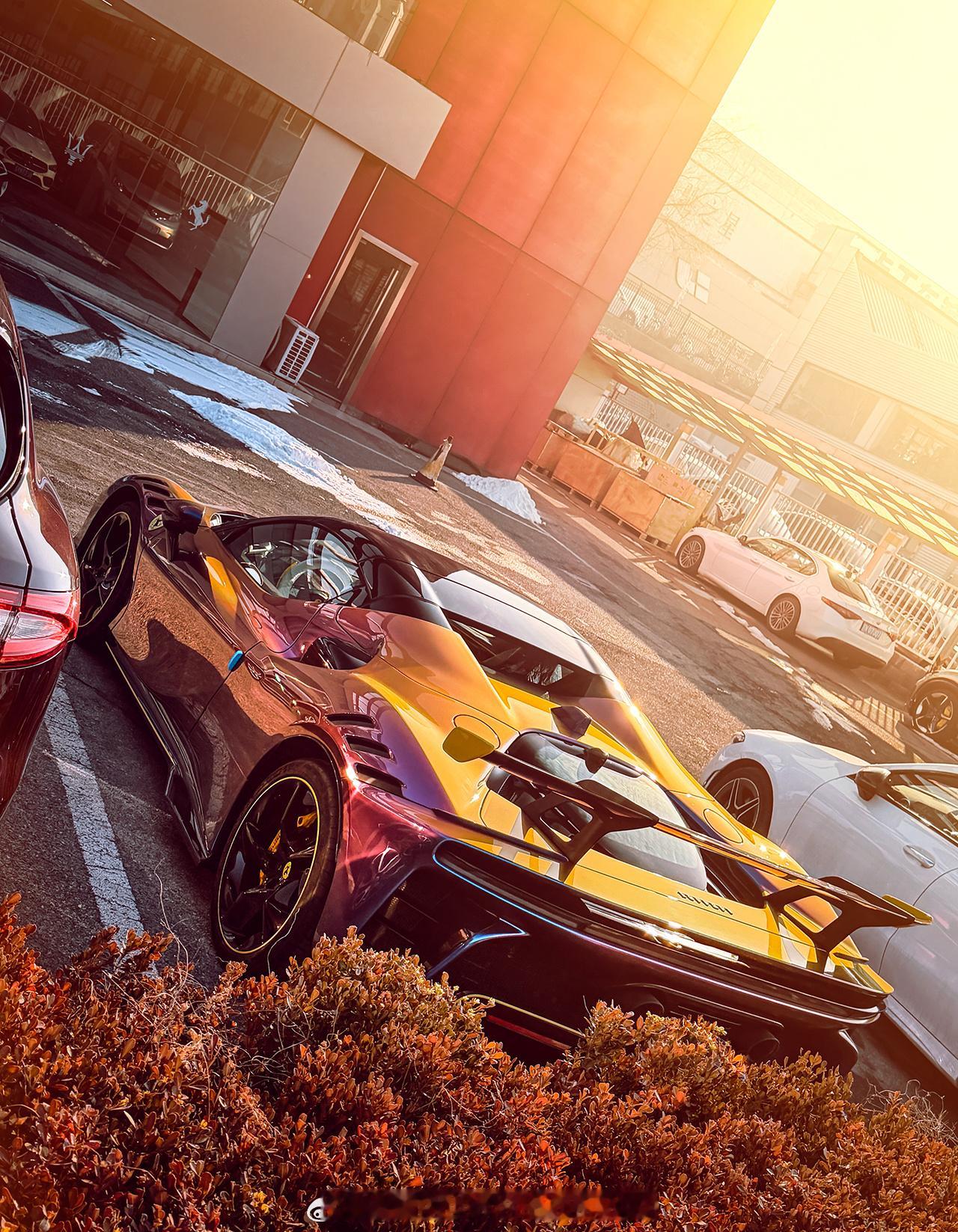 去金港那遇见法拉利新到一台SF90XXSpider，每换一个角度拍出来颜色都