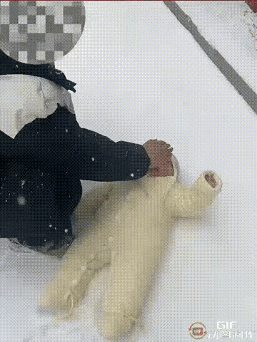 怎么会有这么糊涂的妈妈！河南一名女子看见外面下雪了，于是抱着刚出生不久的宝宝出去