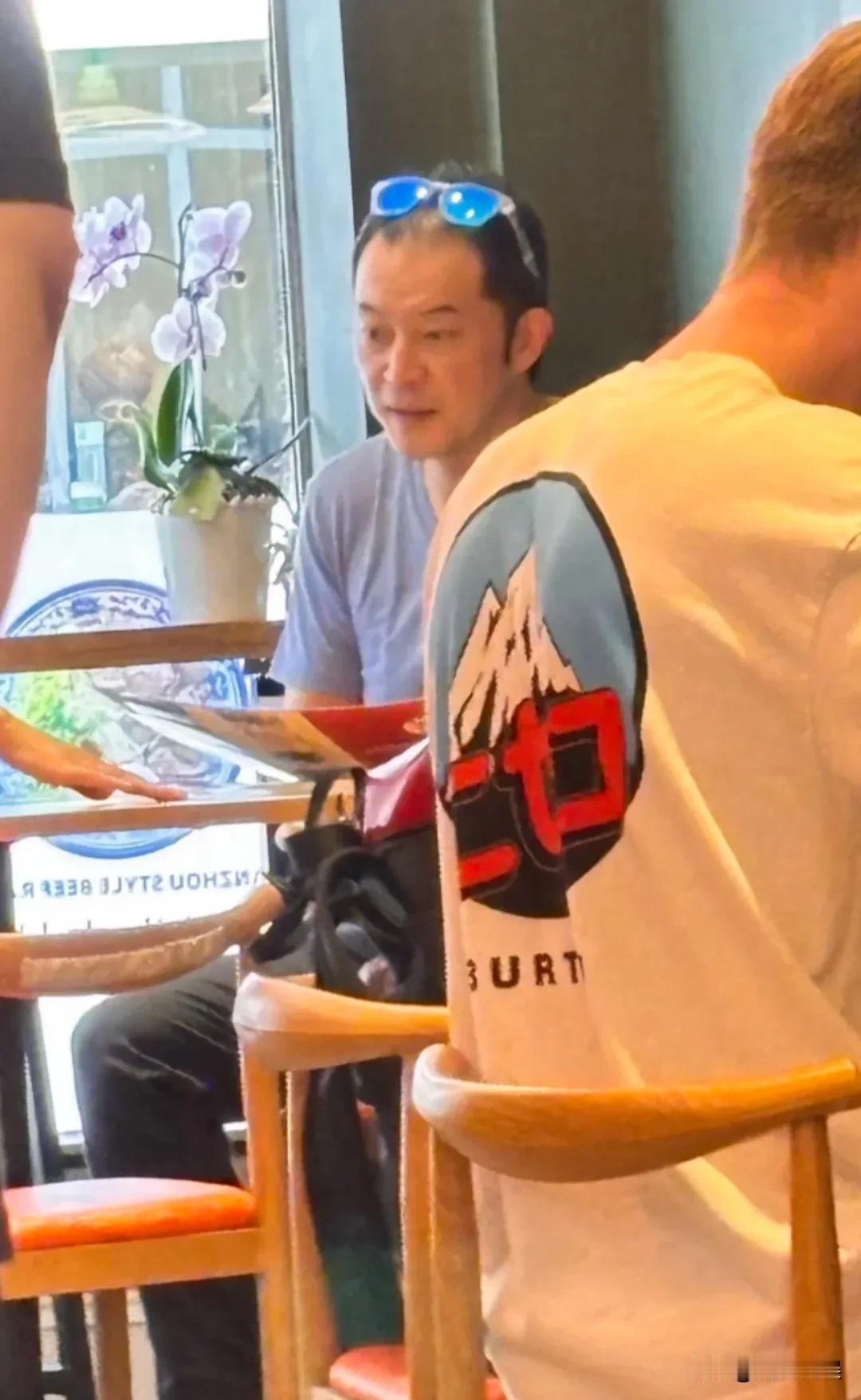 沙溢、胡可一家子现身伦敦，现实中，沙溢的头发这么少吗？这发际线堪忧啊。[捂脸哭]