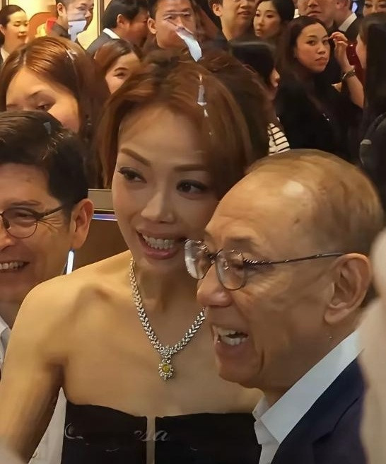 老板好到舍不得放手，员工想结个婚都难？容祖儿这处境，听着像凡尔赛，细品全是无奈。香港英皇的老板杨受成