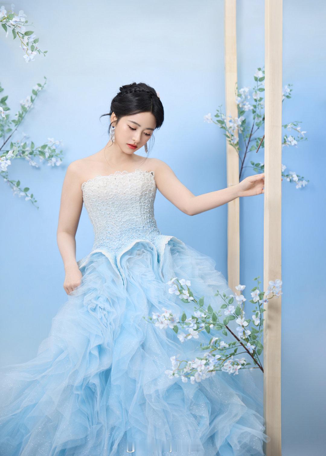 沈月红毯生图VS工作室精修图，这对比是否有点太明显了……粉丝总说她瘦了，这状态能