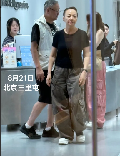 宋丹丹和三婚老公及儿子一家逛商场！8月21日晚，宋丹丹和三婚老公赵玉吉现身北京三