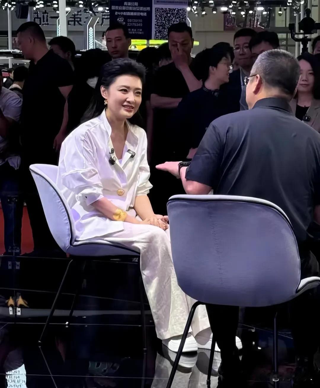 这哪里像57岁的人啊？周涛，现身2025上海车展，身穿白色衬衣搭配，美丽动人，