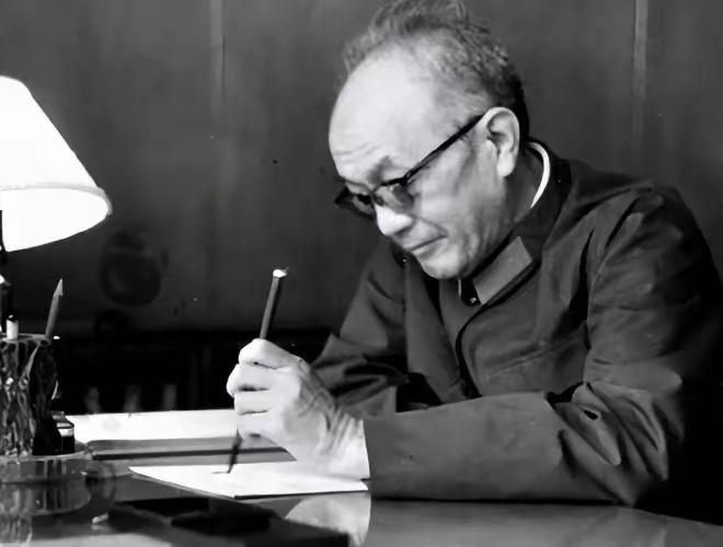 1952年11月，彭德怀元帅从朝鲜战场回国述职，见到毛主席以后愤怒地说:“主席，