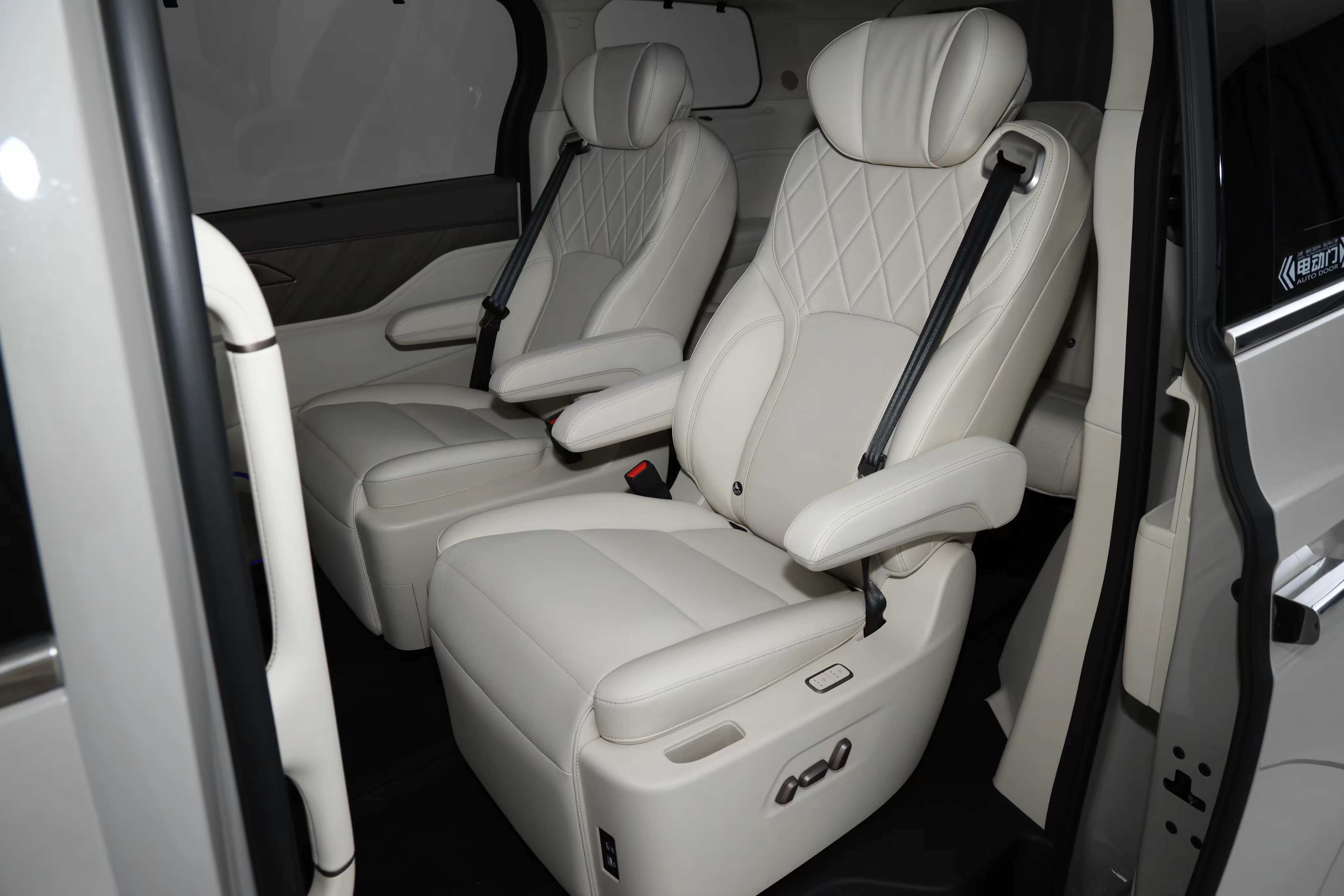 家用MPV不是尺寸越大越好车长控制在5米左右小区地库好停车二排一定要配活动扶手才