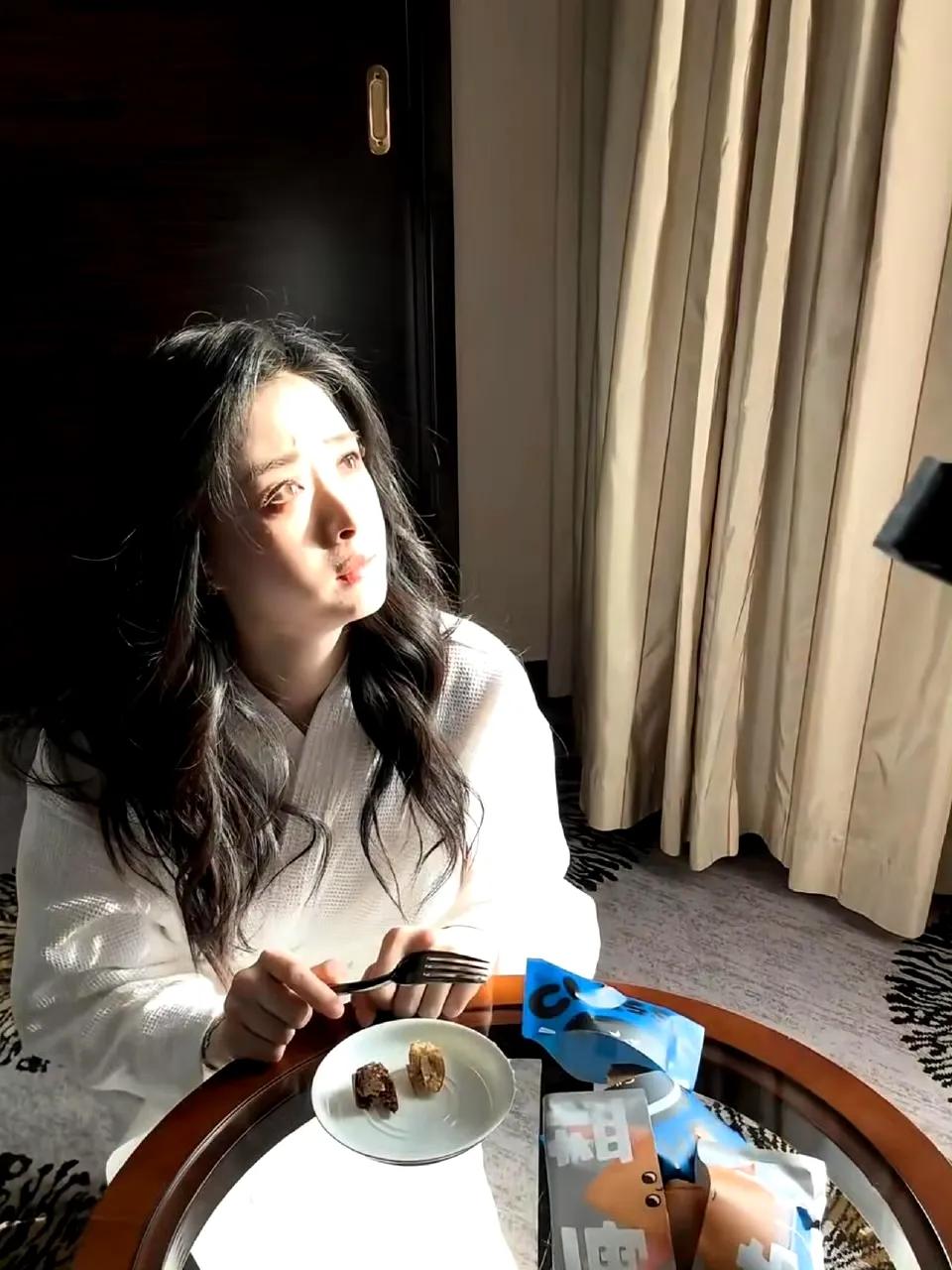 现在这营销怎么劲劲的[笑着哭][笑着哭][捂脸哭]看着好尴尬，扣出了五室二厅[笑哭