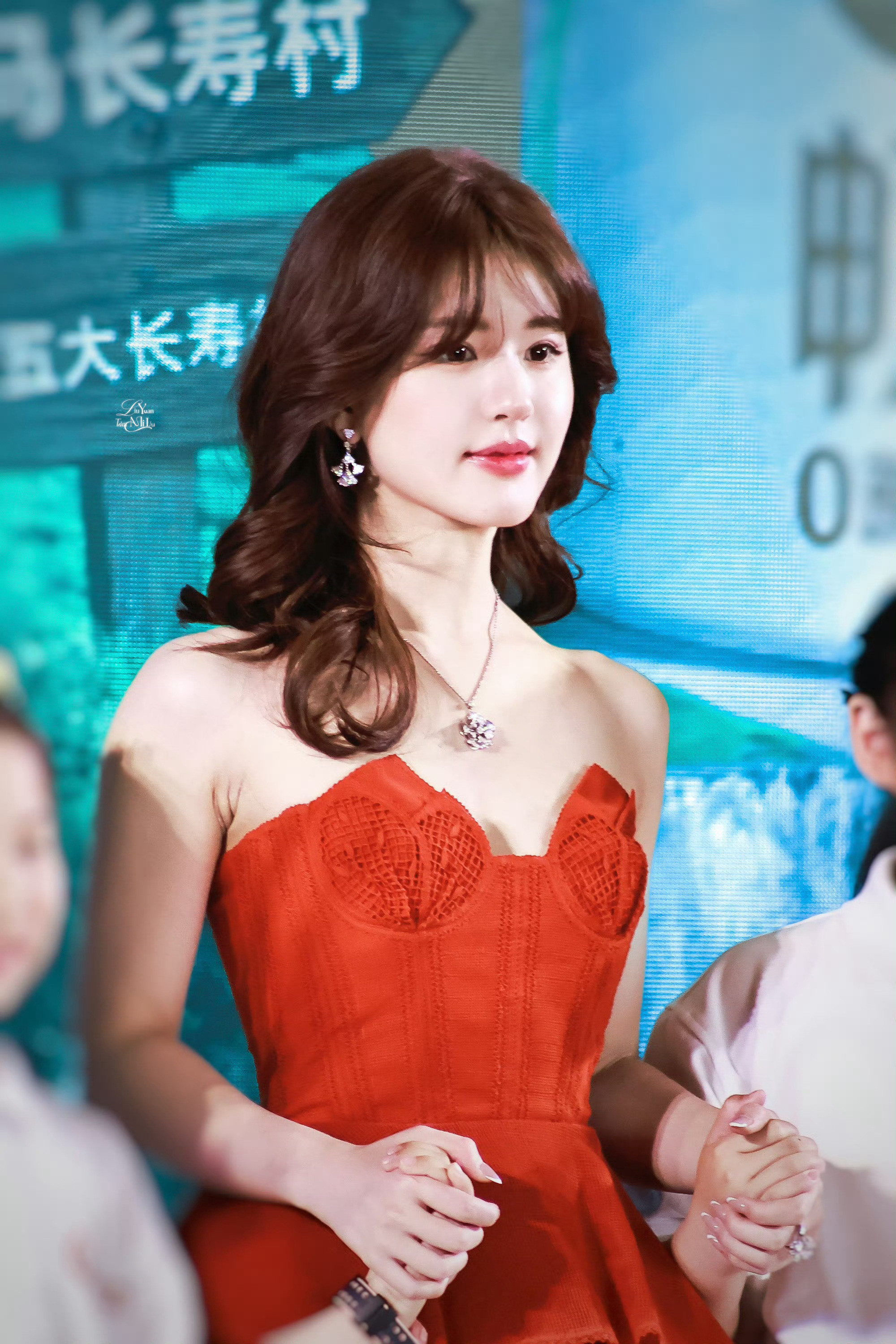 赵露思抹胸红裙