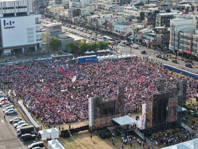 柯志恩首场大造势喊破3万人，亲绿网红秀空拍图数椅子：不到1万国民党首场高雄造势