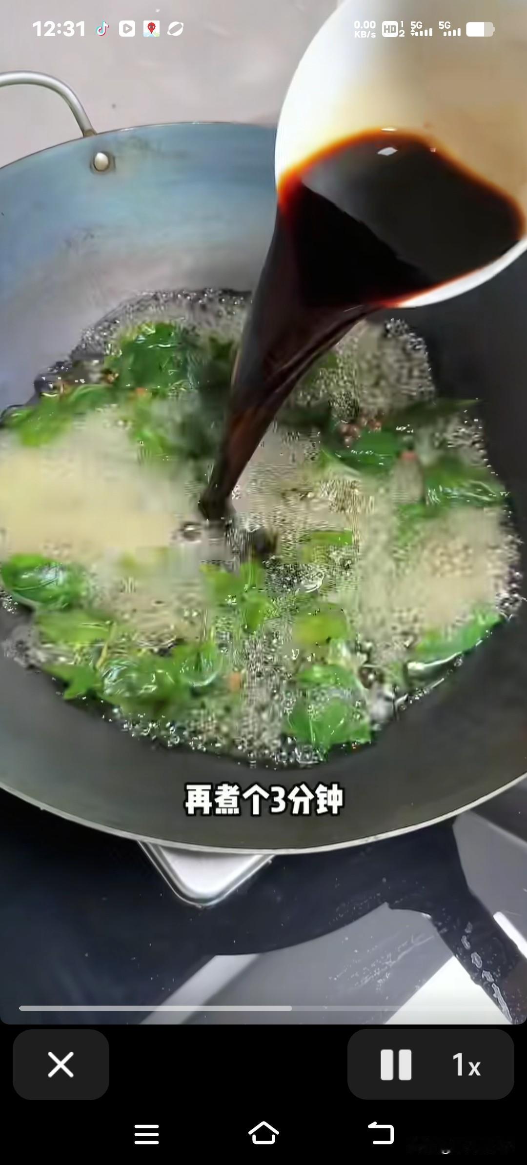 “妈，这醋能不能再加点呀？”王娟看着碗里黑乎乎的汤汁，眉头皱成了个疙瘩。刘阿姨却