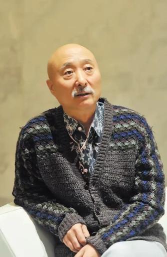 主持人问陈大愚:“你爸是一个浪漫的人吗？”陈大愚摇摇头:“不是，他是一个土匪一样