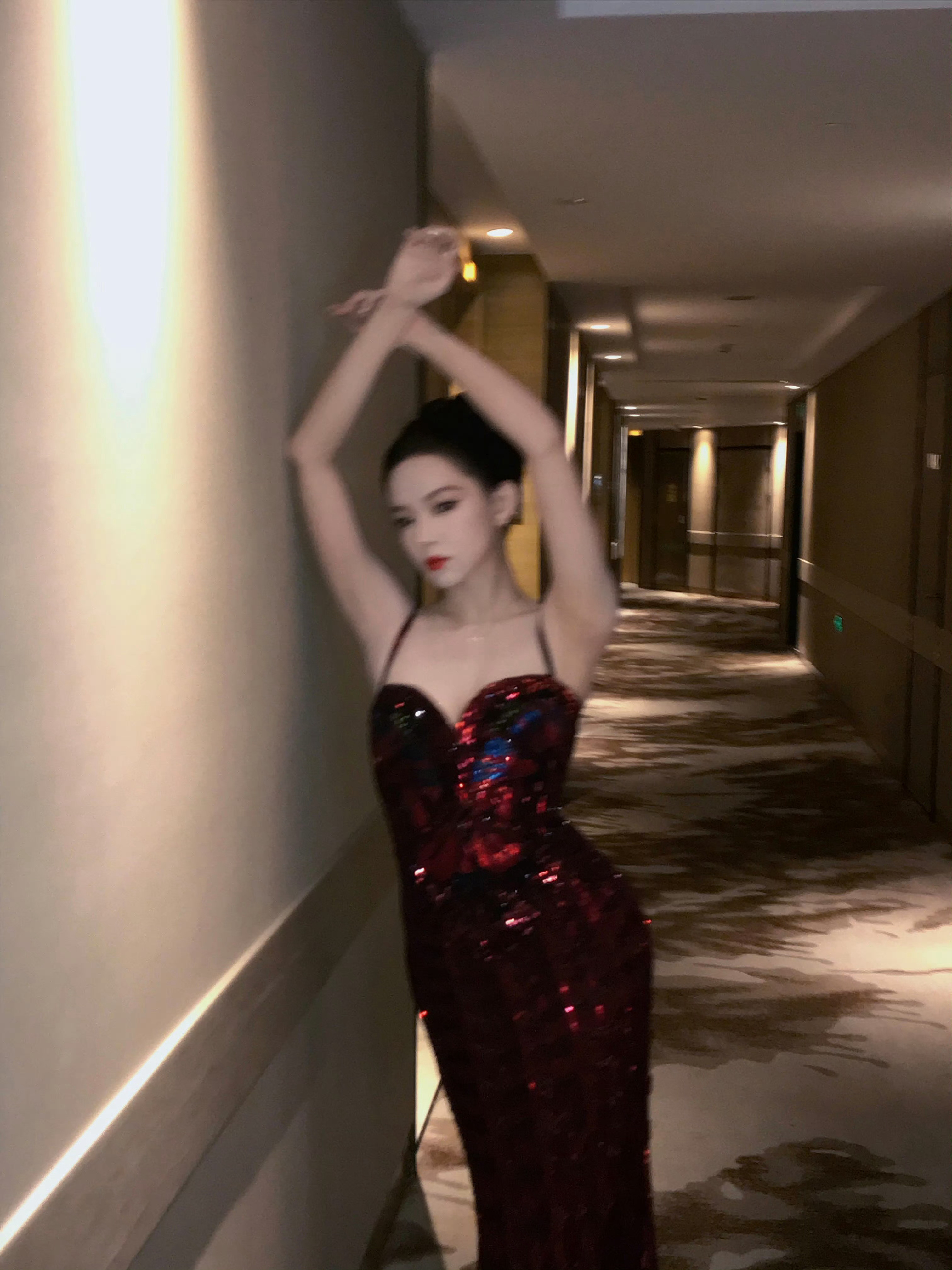 程潇爆闪酒红吊带裙程潇终于肯大方展示自己的美了[笑着哭]不知道过没过红利期，前两