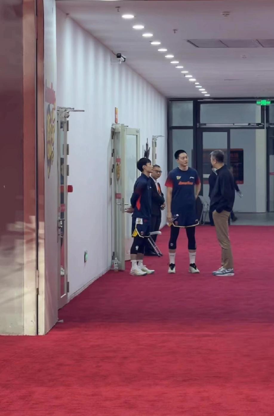 在广东宏远与南京同曦比赛前，郭士强在球员通道找徐杰胡明轩谈话，徐杰这个不到一米八