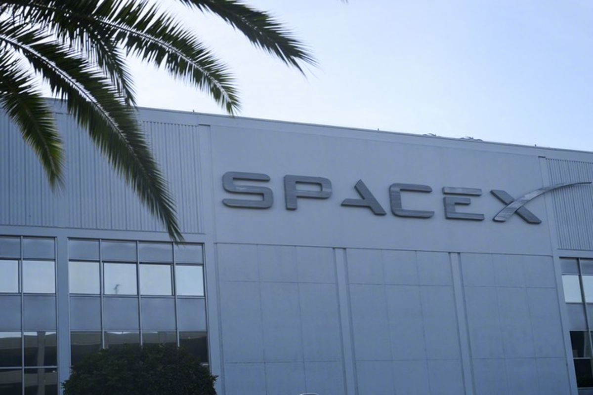 #马斯克重返千亿富豪行列#【外媒：#SpaceX巨额融资计划撼动金融市场#】据西班牙《国家报》网站1