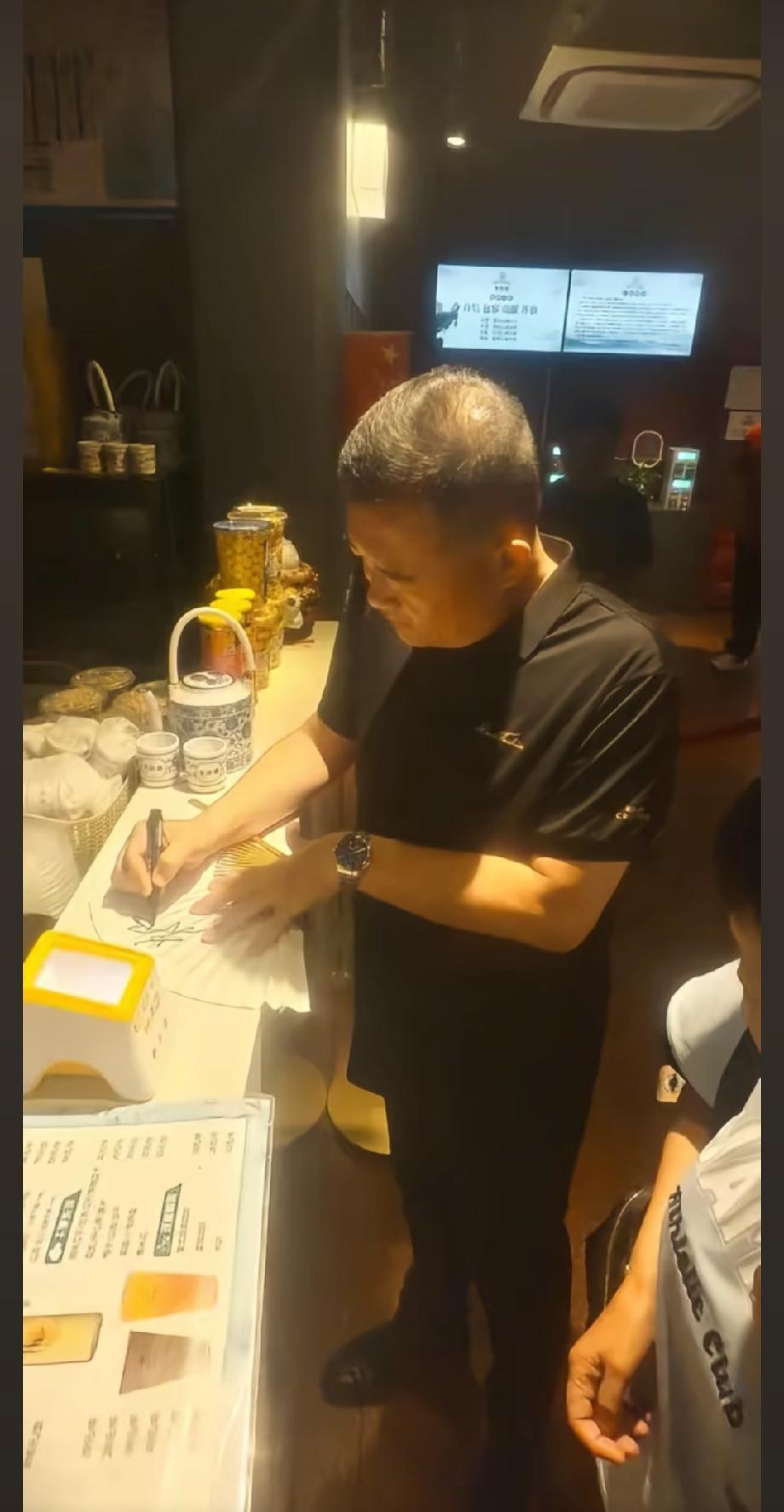 郑好正在给粉丝们签名，他是彻底火了，这么多年靠郭德纲砸挂“郑喜定”有点名气，但是