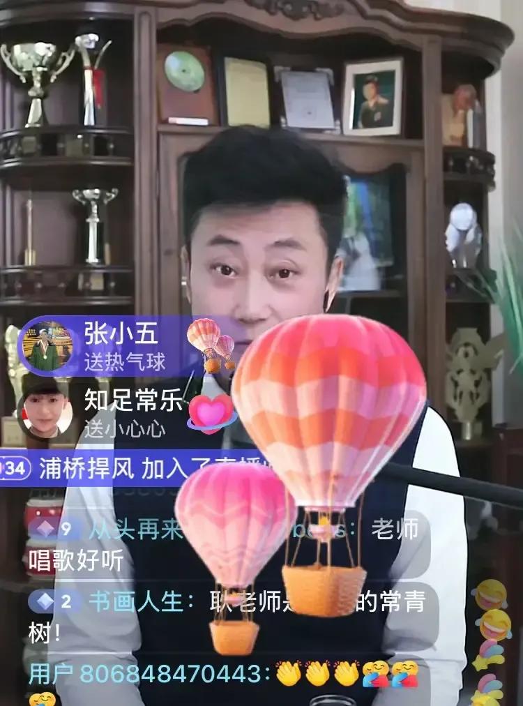 耿为华昨晚在直播间突然说媳妇快生了，家里婴儿床已经装好，小衣服叠成一排。他顺手