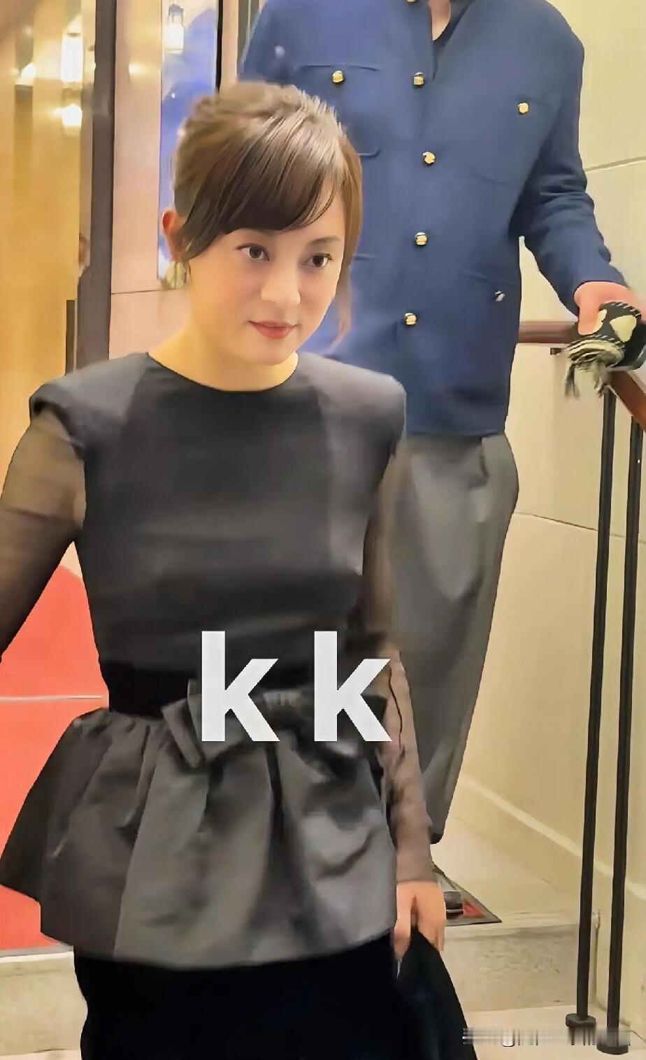 她要颜值有颜值，而且演技在她这个年龄段里也是数一数二的，怎么每一次造型都那么一般