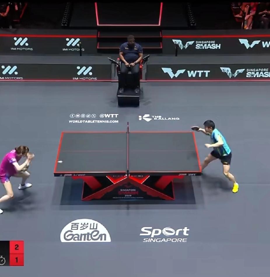 这一球，让日本教练都忘了立场！WTT新加坡大满贯1/4决赛，孙颖莎对阵早田