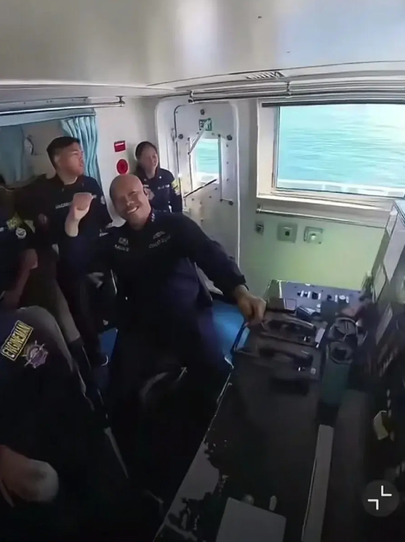小菲不是高兴吗？不是又庆祝又授勋吗？反正这海警船撞得也不轻，我看干脆就停泊在黄岩