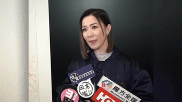 佘诗曼好人缘,许绍雄唯一认证干女儿,两人感情不言而喻,佘诗曼也是性情中人,泪洒采