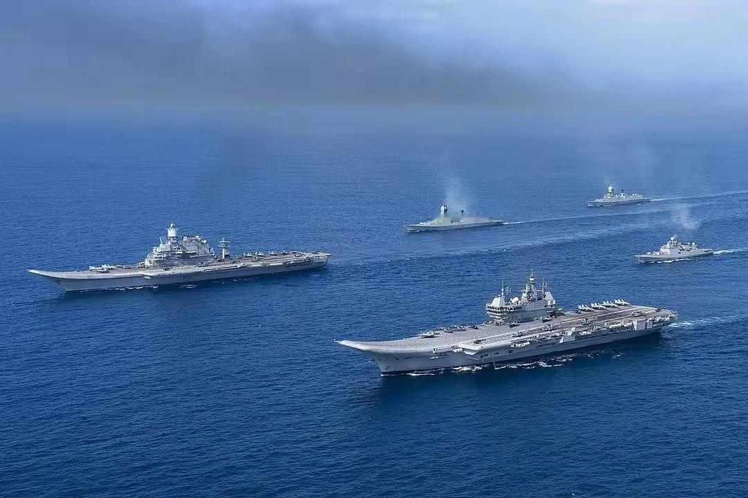 辽宁舰，山东舰双舰合并，齐聚西太平洋，外加4艘055驱逐舰，8艘052D驱逐舰，
