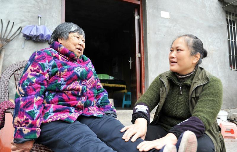 有一对新婚夫妇，每日都睡到中午才起床。婆婆实在忍无可忍，便找到儿媳说道：“你能不