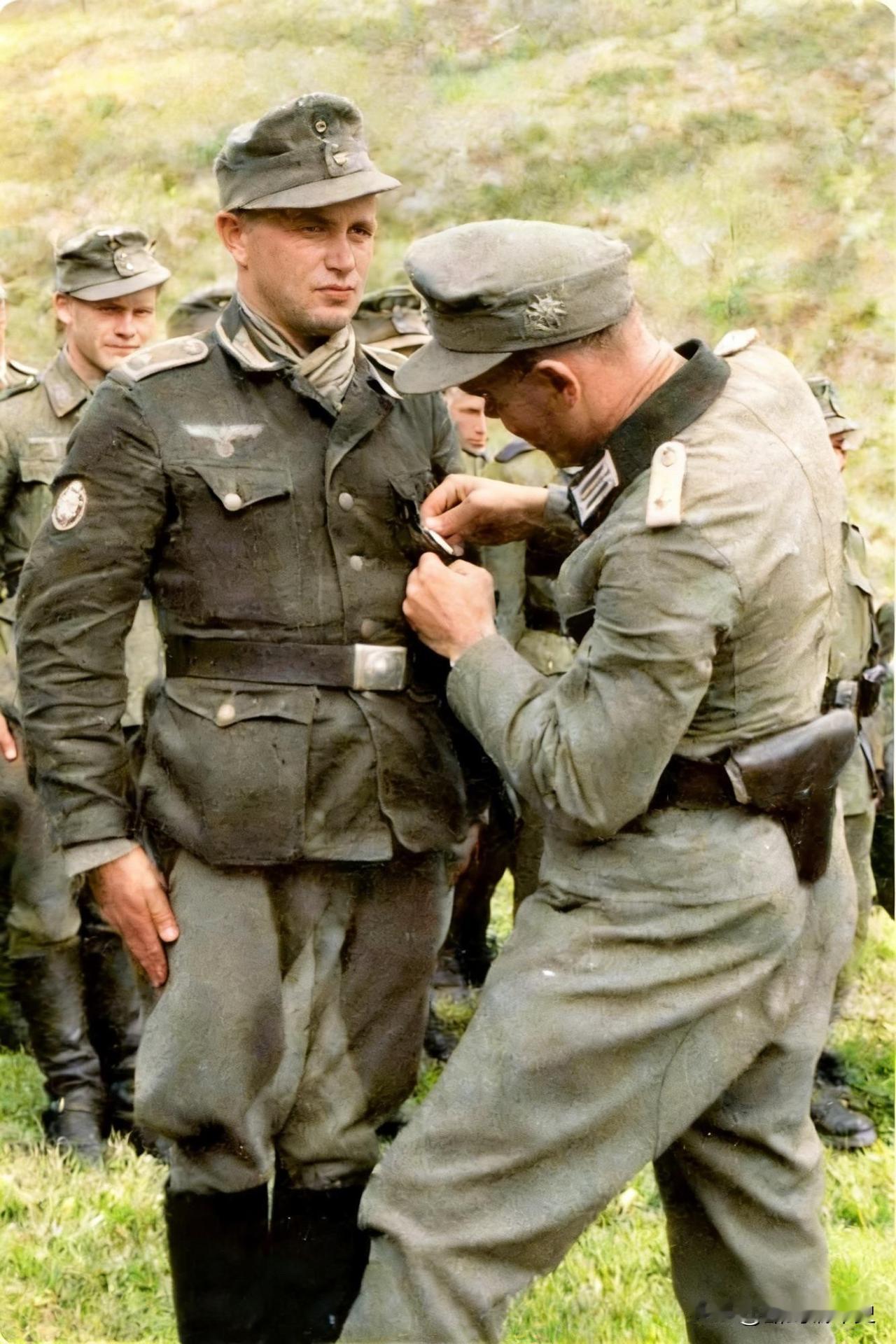 一次前线举行的简朴授勋仪式。照片右侧的山地部队中尉军官，帽子左侧佩戴着著名的“雪