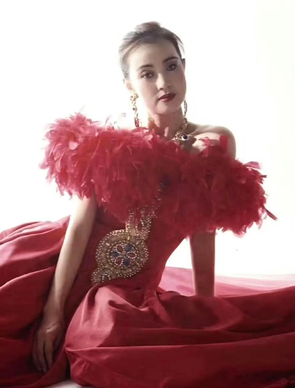 刘晓庆早年照片中穿着红红火火，那时候的造型确实很有辨识度，也可以说是相当惊艳了