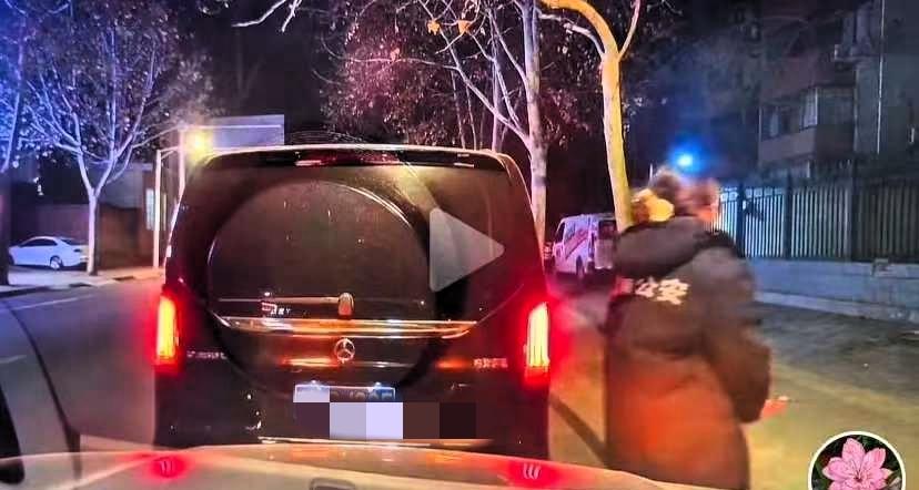 某街道，两个女车主因为冲突在路边等待交警的到来。奔驰女车主在等交警时，从后备箱拿