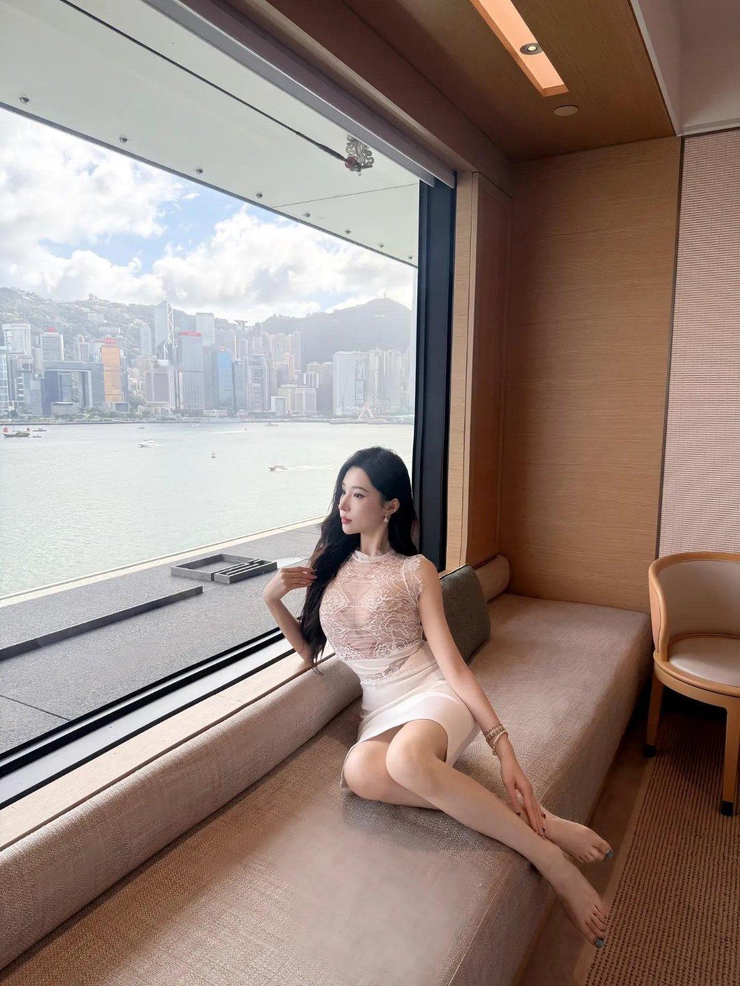 窗明几净，人间繁华似锦。