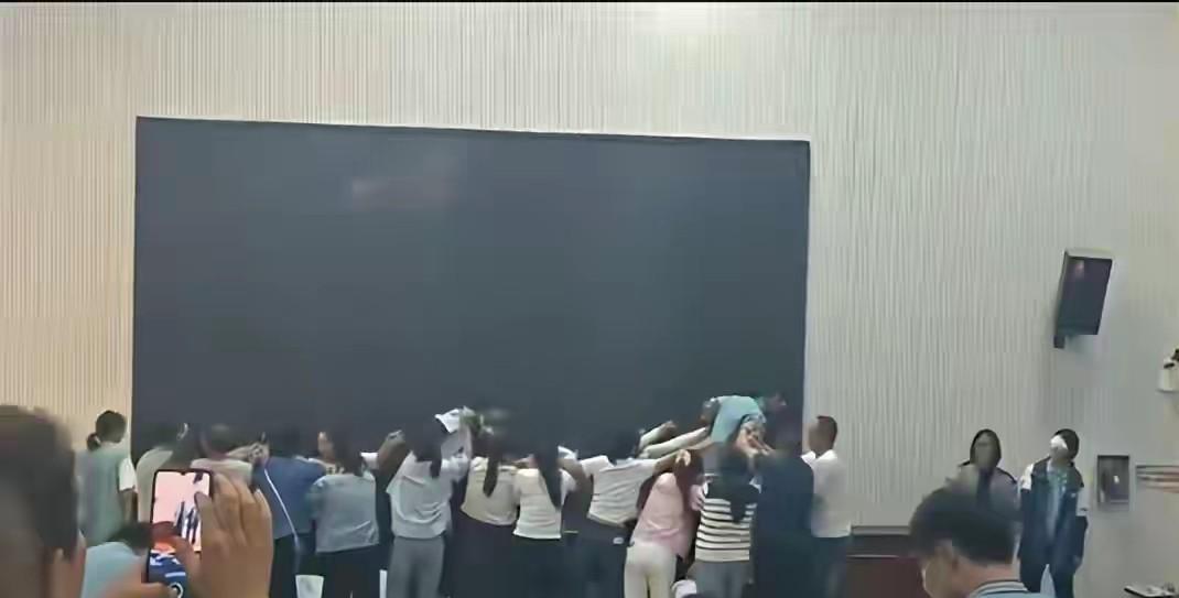 这样的“踩背式”教育不要也罢。近日，河南郑州中牟县一学校班级组织的“踩背”教育