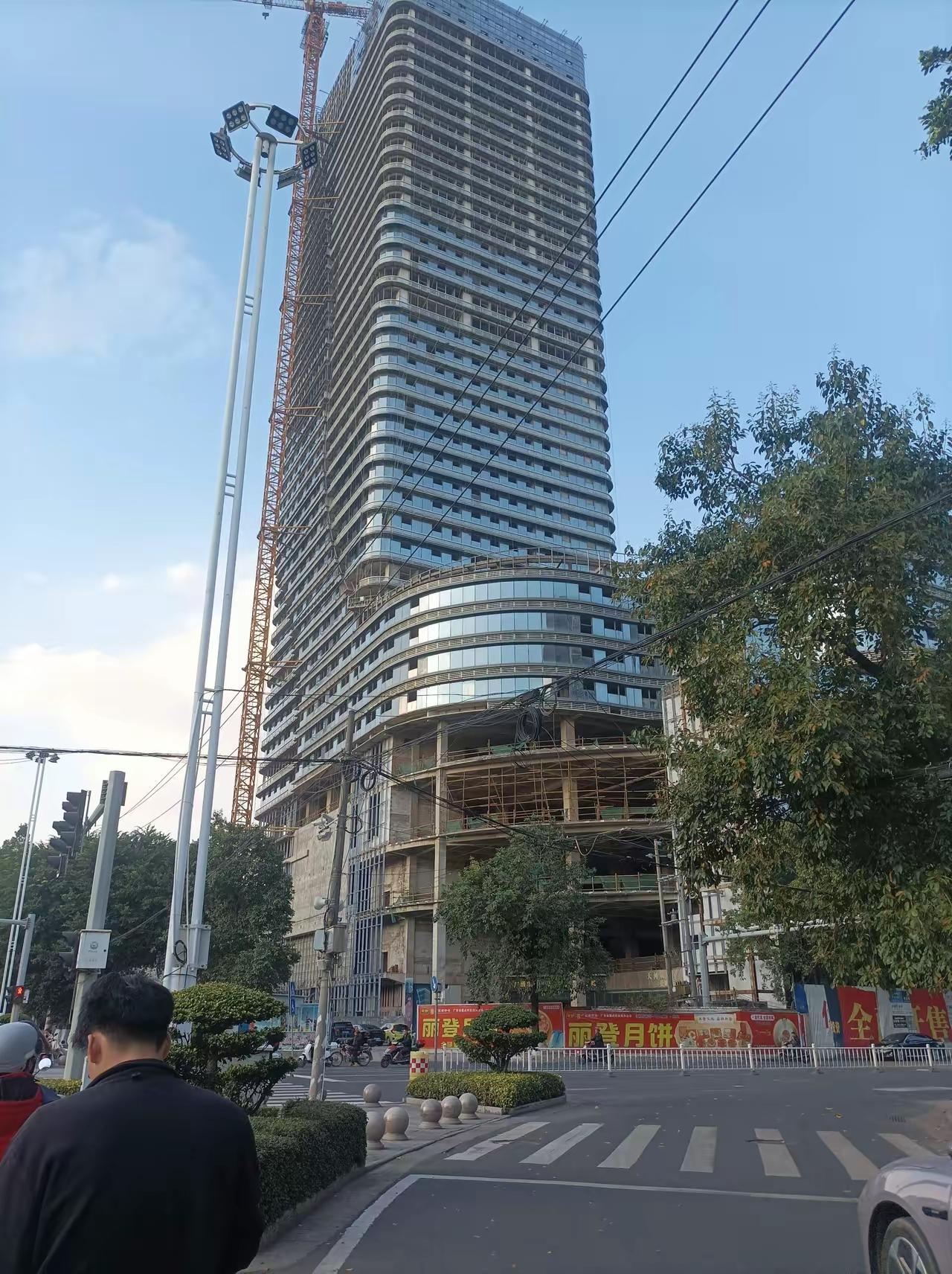 北流第一高楼天河广场楼高128.9米，10年前开工建设，可惜烂尾了。这栋楼虽然只