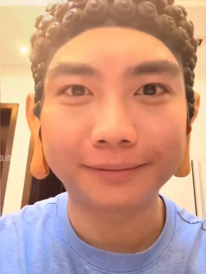 看看我在网上买的雨伞。爸爸九块九买了个监控。网上九块九抢的大榴莲。这是柚子
