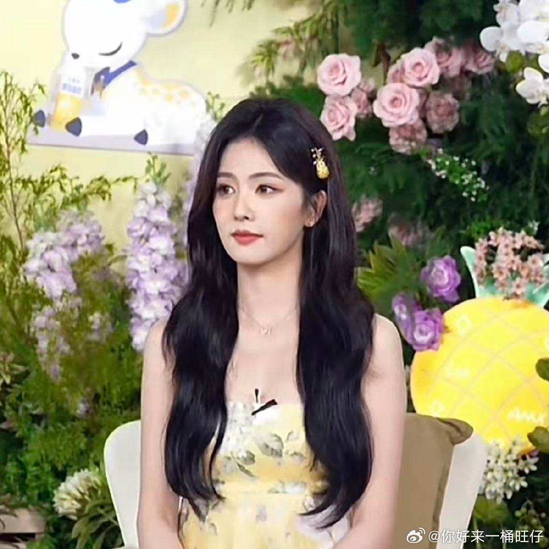 白鹿黄色碎花裙白鹿菠萝发卡今天是戴了菠萝发卡的🍍​​​