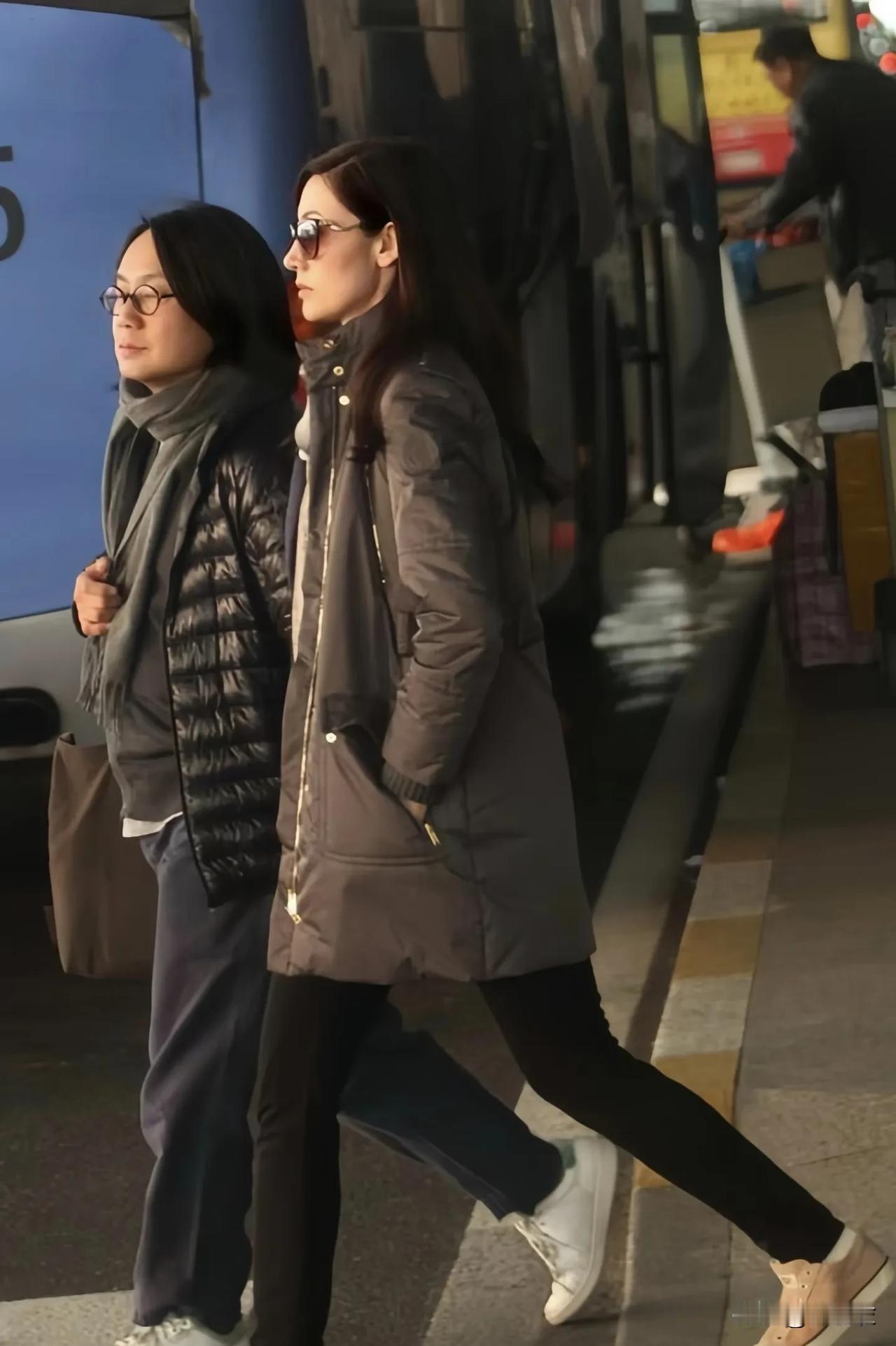 李嘉欣50岁之前的审美都很好的，以前的衣服都很能衬托她的气质，你们去搜一下她以前