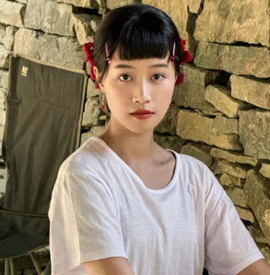 蓝盈莹说，这是银子最美的一天。果然女人在做新娘的这一天永远都是最漂亮的，只是评