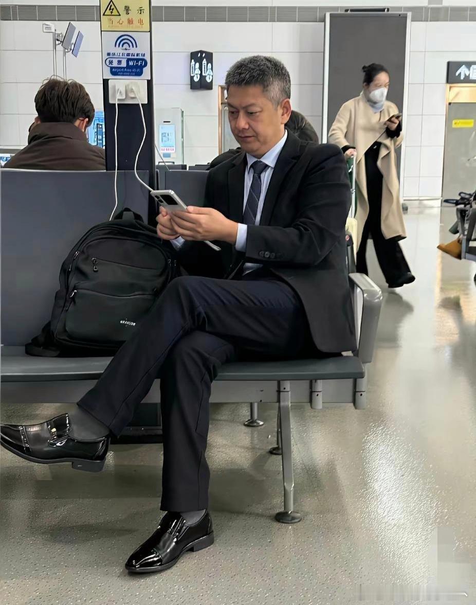 果然体制内的人就是有特殊的气质一眼就看出来